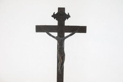 null Crucifix Baroque, travail ancien, métal argenté repoussé et ciselé sur âme de...