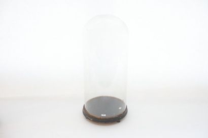 null Grand globe, XIXe, verre, socle en bois noirci, h. 65 cm [usures au socle].