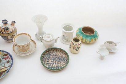 null Lot d'objets principalement en céramique européenne, seize pièces (jardinière,...