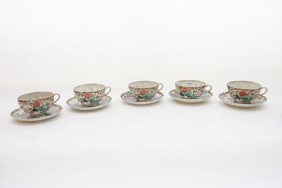 JAPON - KUTANI Suite de six tasses avec soucoupes à décor tournant polychrome rehaussé...