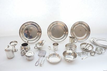 null Lot d'argenterie, XIX-XXe, métal argenté et argent, poinçons (plats ronds et...
