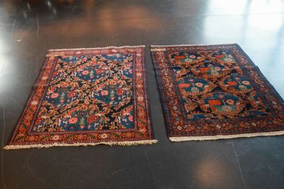 null Fausse paire de petits tapis persans de style Senneh à motifs stylisés polychromes,...