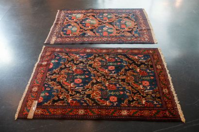 null Fausse paire de petits tapis persans de style Senneh à motifs stylisés polychromes,...