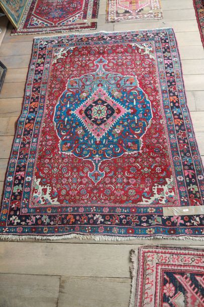 null Petit tapis persan de style Bidjar à médaillon et motifs floraux polychromes...