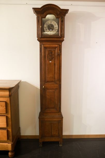 null Horloge de parquet, travail provincial, circa 1800, chêne patiné mouluré et...