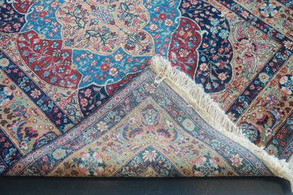 null Tapis persan de style Tabriz à médaillon et motifs floraux polychromes, 192x139...