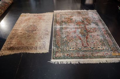 null Deux fins tapis persans en soie dont un à l'Arbre de vie, 197x124 cm et 165x91...