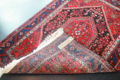 null Tapis persan de style Abadeh à motifs géométriques polychromes, 159x106 cm ...