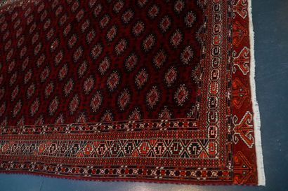 null Grand tapis turkmène à semis de göls sur champ rouge foncé, 325x214 cm env.