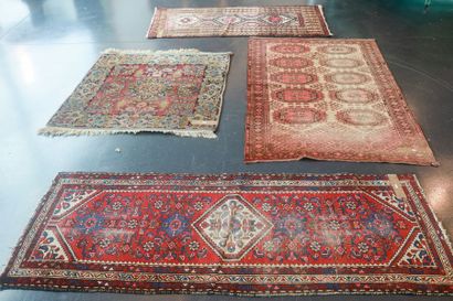 null Quatre petits tapis persans, 193x76 cm, 174x107 cm, 169x82 cm et 120x110 cm...