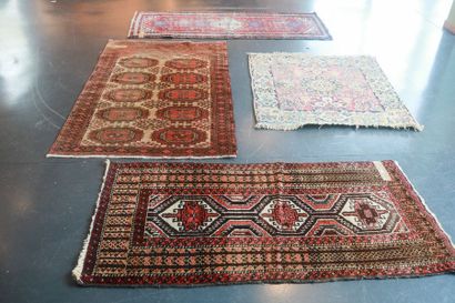 null Quatre petits tapis persans, 193x76 cm, 174x107 cm, 169x82 cm et 120x110 cm...