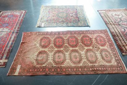 null Quatre petits tapis persans, 193x76 cm, 174x107 cm, 169x82 cm et 120x110 cm...