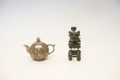 CHINE Deux objets :

- Chimère archaïque, travail ancien, jade sculpté et bronze...