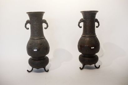 JAPON Paire de vases de temple sur socles tripodes, ère Meiji / fin XIXe, bronze...