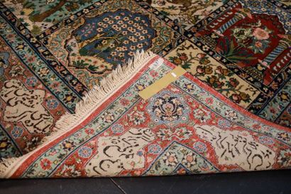 null Grand tapis persan de style Bakhtiar à motifs dits Khesti, 374x266 cm env.