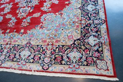 null Grand tapis persan de style Kerman à motifs floraux sur champ garance, 400x311...