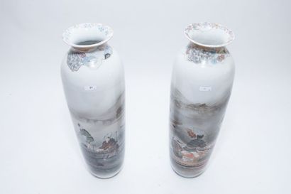JAPON - KUTANI Paire de vases-rouleaux à col court, fin décor tournant polychrome...