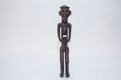 ART TRIBAL Fétiche masculin, XXe, bois sculpté à patine brune, h. 47,5 cm [pieds...