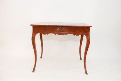 null Table à écrire Louis XV ouvrant par un tiroir en ceinture, XVIII-XIXe, bois...
