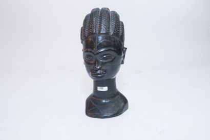 ART TRIBAL Buste, XXe, ébène sculpté, h. 26 cm [petits manques].