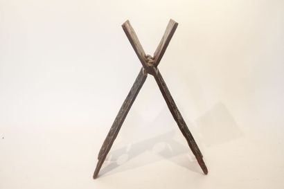 ART TRIBAL Lectrin pliant à décor géométrique, XXe, bois sculpté à belle patine d'usage,...