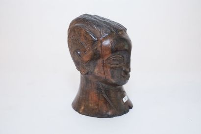 ART TRIBAL Buste, XXe, bois sculpté, h. 22,5 cm [manques].