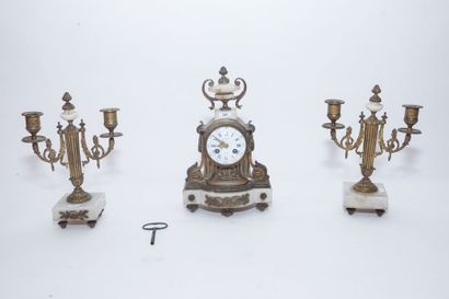 null Garniture de cheminée de style Louis XVI, fin XIXe, bronze doré et marbre, cadran...