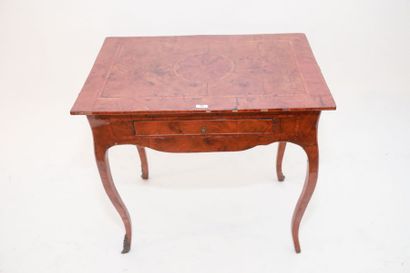 null Petite table d'appoint rectangulaire d'époque Louis XV ouvrant par un tiroir...