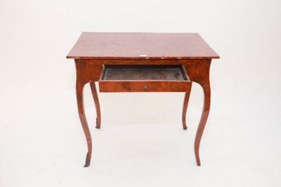 null Petite table d'appoint rectangulaire d'époque Louis XV ouvrant par un tiroir...