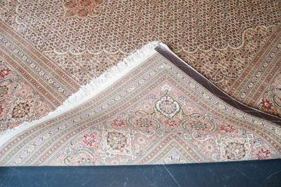 null Grand tapis persan de style Moud à médaillon, 314x247 cm env.