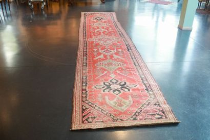 null Tapis de galerie caucasien à motifs géométriques et d'oiseaux stylisés sur champ...