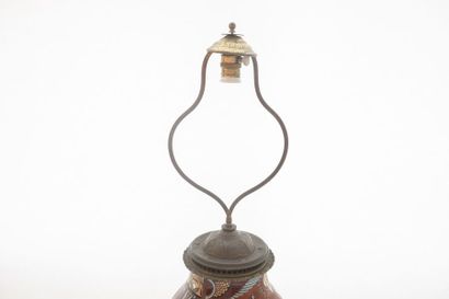 null Vase à décor égyptien monté en lampe, circa 1900, céramique émaillée, monture...