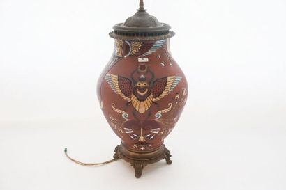 null Vase à décor égyptien monté en lampe, circa 1900, céramique émaillée, monture...
