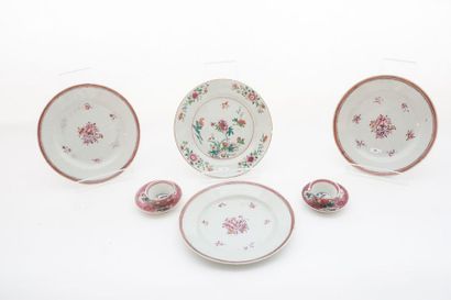 CHINE Suite de trois assiettes à décor floral d'émaux polychromes dits de la famille...