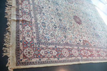 null Grand tapis persan de style Naïn à motifs floraux sur champ ivoire, 384x258...