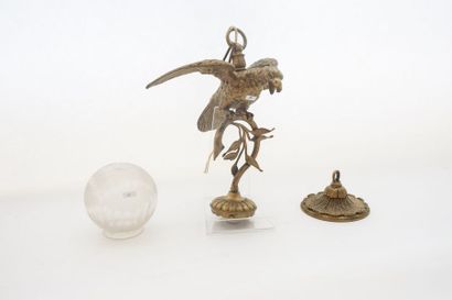 null Suspension à l'aigle, circa 1900, métal doré, globe de verre dépoli taillé,...