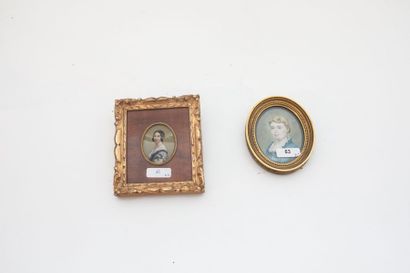 null Deux miniatures dont une sur ivoire dans un beau cadre ovale en bronze ciselé,...
