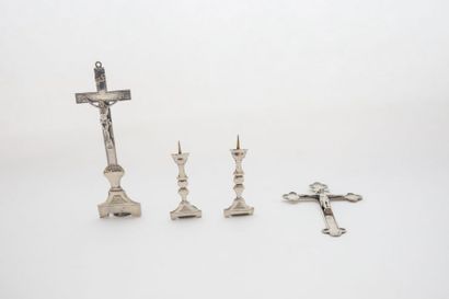 null Garniture d'autel miniature, XIXe, argent ciselé lesté de plomb, trois pièces,...