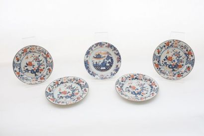 CHINE Cinq assiettes (dont deux paires) à décors Imari, dynastie Qing / XVIII-XIXe,...