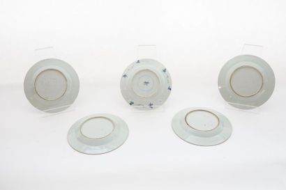 CHINE Cinq assiettes (dont deux paires) à décors Imari, dynastie Qing / XVIII-XIXe,...