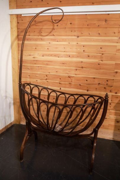 null Berceau de type Thonet à roulettes, fin XIXe - début XXe, bois thermoformé,...