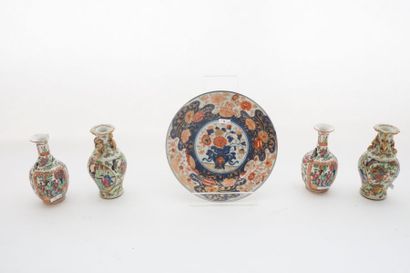 CHINE - CANTON Deux paires de petits vases à décors d'émaux polychromes dits de la...