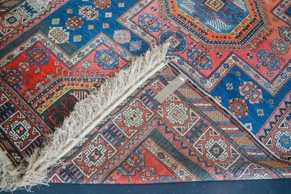 null Grand tapis caucasien de style Kazak à motifs géométriques polychromes, 347x186...