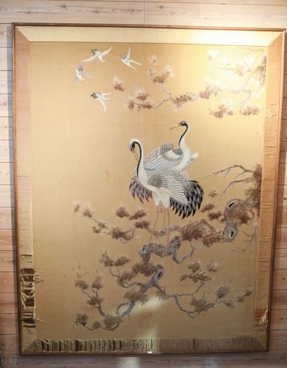 JAPON "Grues", ère Meiji / circa 1900, peinture à l'aiguille en soie brodée, 197x155cm...