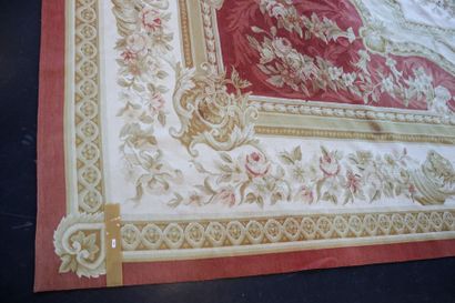 AUBUSSON Grand tapis à médaillon et motifs floraux sur champ framboise, XXe, laine,...