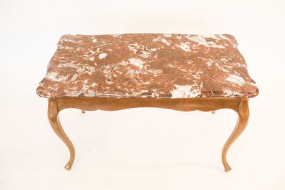 null Table basse rectangulaire dans le goût Louis XV, XXe, bois verni, plateau de...