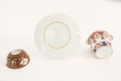 CHINE Lot de porcelaines, dynastie Qing / XVIII-XIXe, trois pièces :

- assiette...
