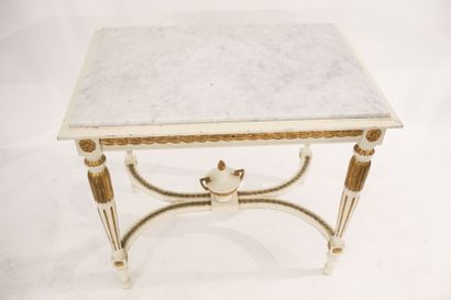 null Petite table de milieu de style Louis XVI, entretoise ornée d'un pot-à-feu,...