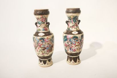 CHINE - Nankin Paire de petits vases à décor d'émaux polychromes dits de la famille...