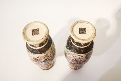 CHINE - Nankin Paire de petits vases à décor d'émaux polychromes dits de la famille...